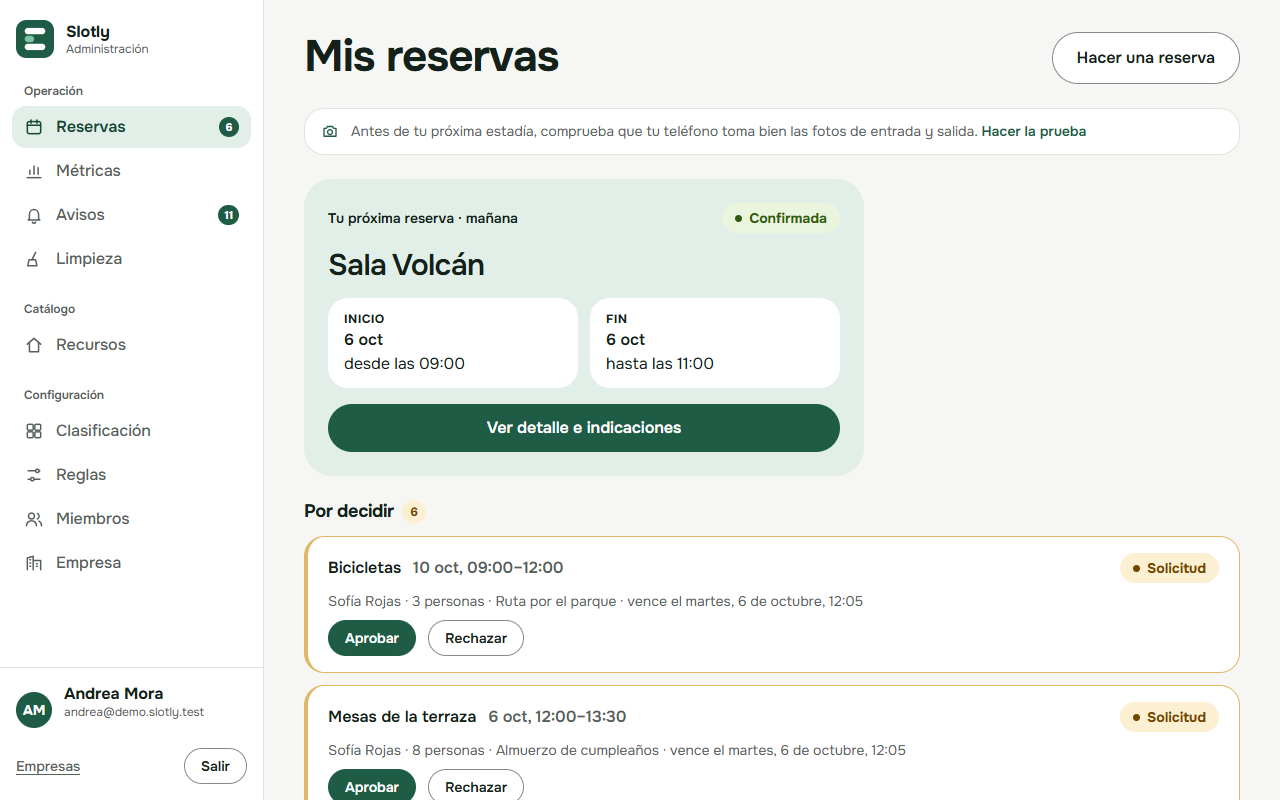 Panel de reservas de Slotly en una computadora